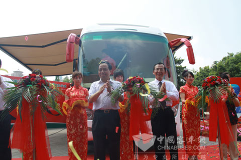 Top Kinglong Blood Donation Vehicle Launches Shanghai